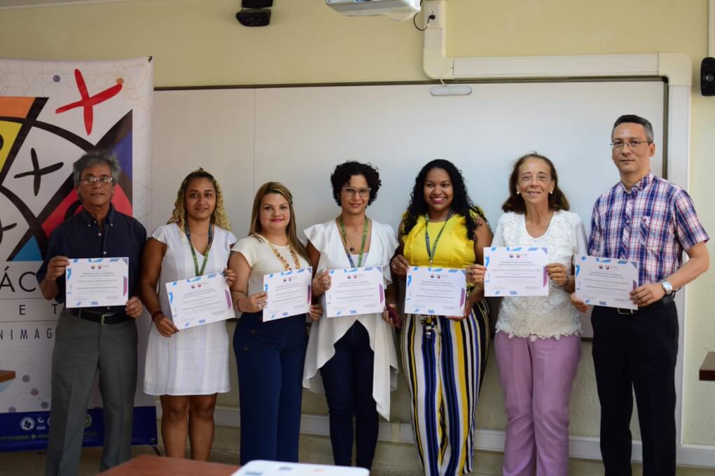 Docentes reciben su certificado