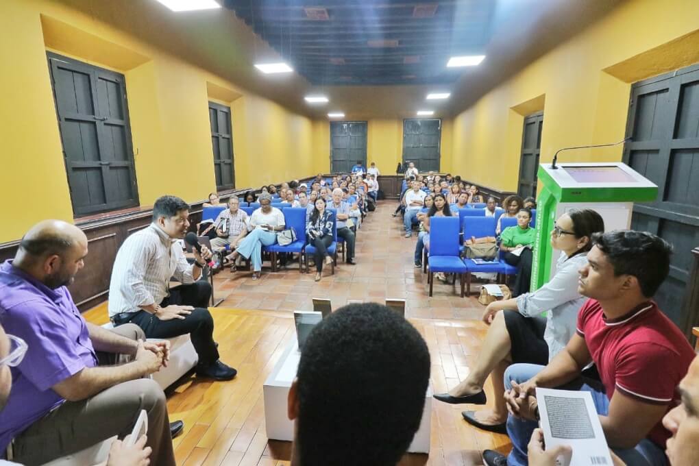 El Doctor Pablo Vera Salazar dirigió uno de los espacios de presentación de libros, entre los que se destacan Cuentos del Campus, espacio que contó con la participación de diversos autores que contaron sus historias.