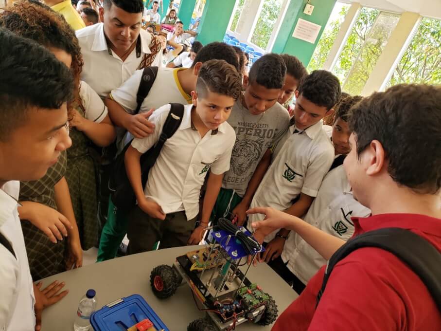 Un carro robot, árbol ecológico con módulos solares y un brazo robótico que juega ajedrez, creaciones de estudiantes de UNIMAGDALENA