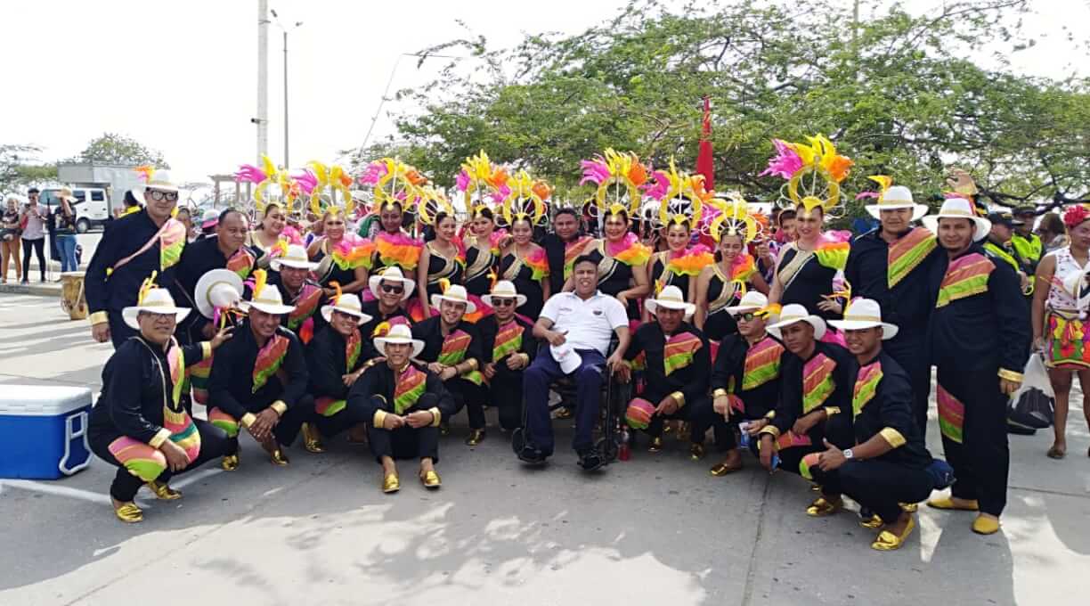 El grupo de funcionarios que pertenecen a la Institución brilló por su colorido en el vestuario y la presentación de muestras culturales a través de danzas representativas de la Región.