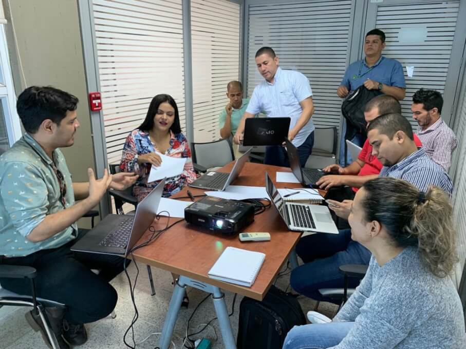 Personal del Centro de Tecnologías Educativas y Pedagógicas y el Departamento de Estudios Generales en trabajo colaborativo para el rediseño de cursos con Backward Design