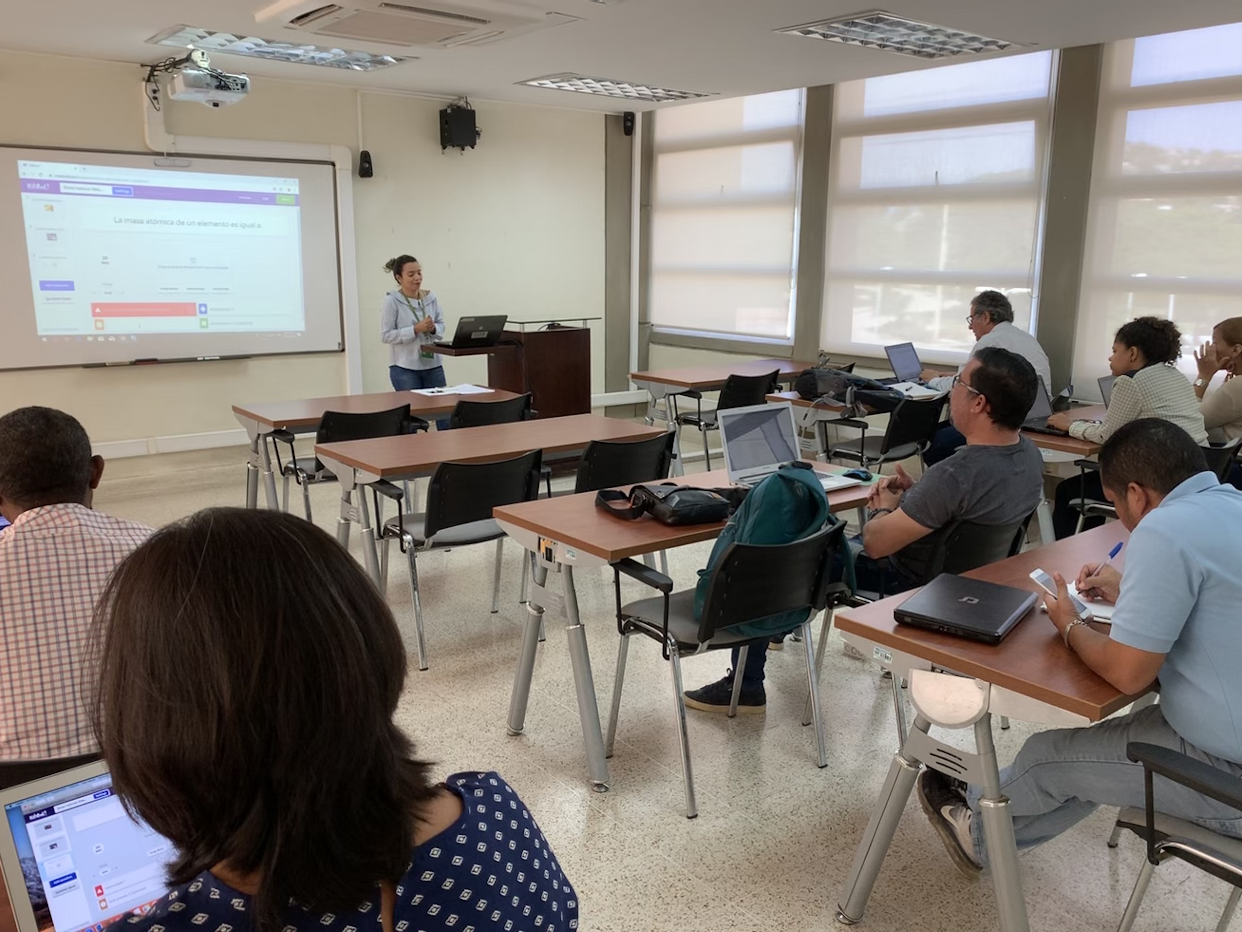 La Ingeniera Karen Buelvas del CETEP realiza la cualificación en Gamificación en el aula a los docentes participantes.