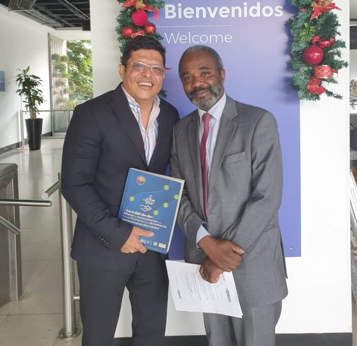 El Rector de UNIMAGDALENA, Doctor Pablo Vera Salazar junto al Doctor Luis Enrique Silva, secretario Académico del Consejo Nacional de Acreditación –CNA- en momentos en los que se radicó el Informe de Autoevaluación con fines de Renovación de la Acred