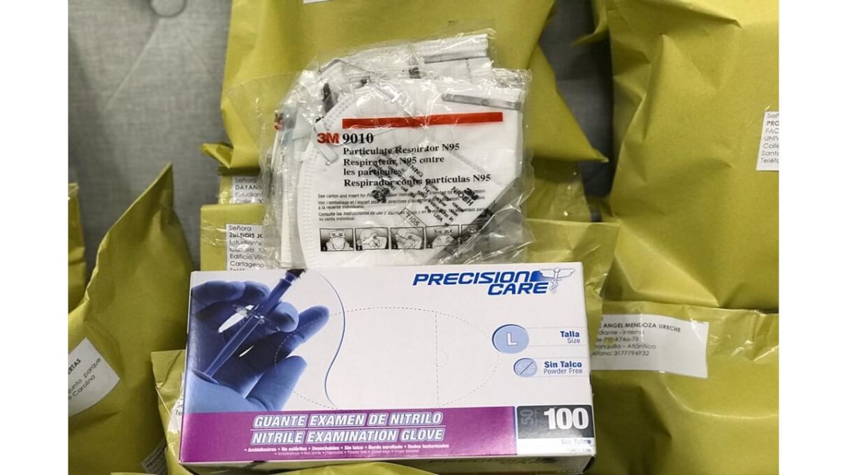 A 30 estudiantes que están cumpliendo con su compromiso académico de internado rotatorio en hospitales y clínicas del país, la Alma Mater envió insumos como tapabocas N95 y guantes, para su protección ante la contingencia generada por la pandemia del