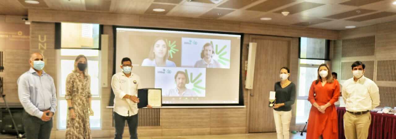 UNIMAGDALENA entregó Medalla al Mérito y la Excelencia Empresarial a la Fundación Santo Domingo