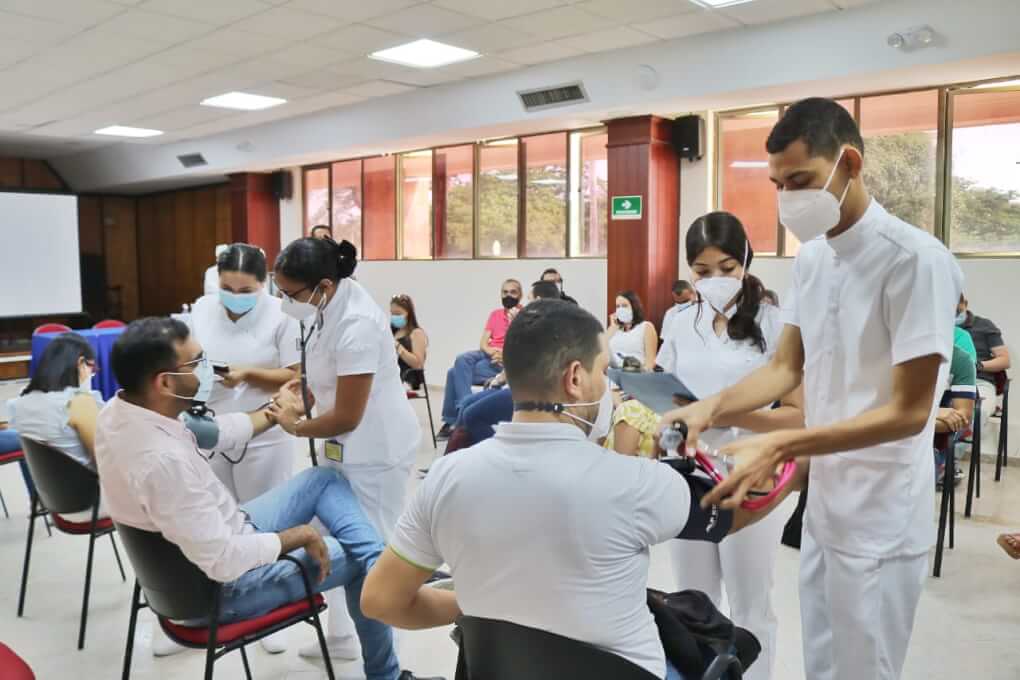 Funcionarios administrativos y docentes de UNIMAGDALENA se vacunan contra el Covid 19