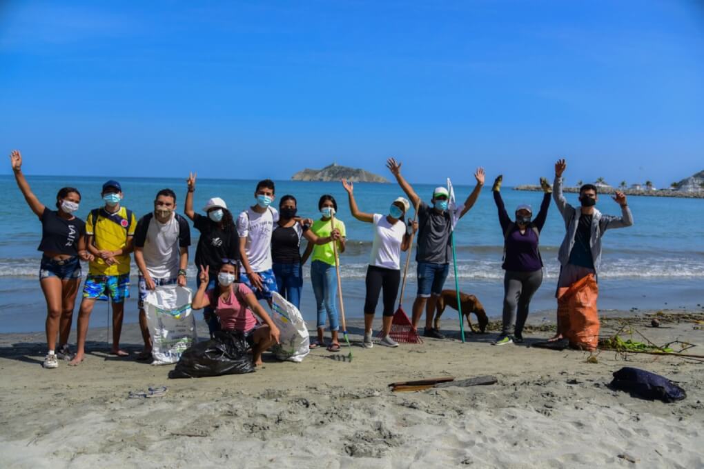 Estudiantes de UNIMAGDALENA recolectaron 1.557 kilos de basura en jornada de limpieza de playas