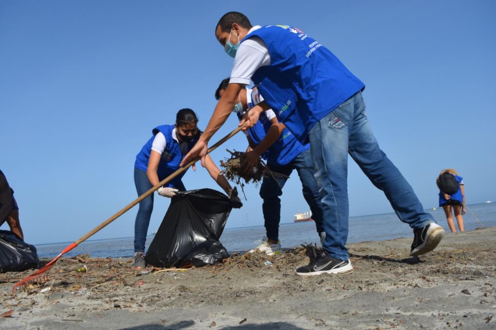Estudiantes de UNIMAGDALENA realizaron ‘Playatón’ en la bahía de Los Cocos en Santa Marta