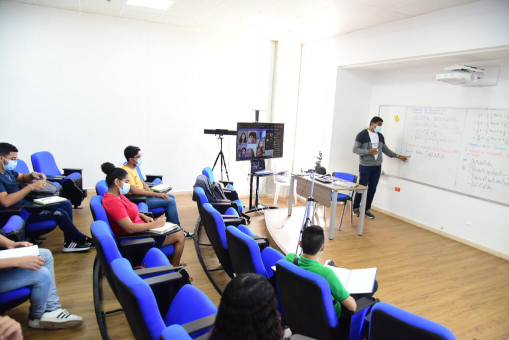 Estudiantes de UNIMAGDALENA vuelven emocionados a clase presencial. Muchos entran por primera vez