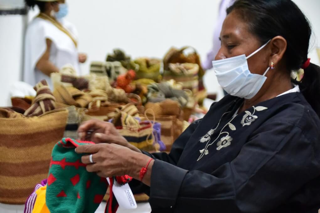 Comunidades del Caribe colombiano exponen sus manualidades en la Primera Feria Artesanal y Cultural de UNIMAGDALENA