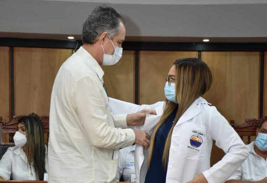 Jóvenes de décimo semestre iniciarán el internado rotatorio 

Luego de dos años, estudiantes de Medicina de UNIMAGDALENA vuelven a recibir batas blancas en ceremonia presencial
