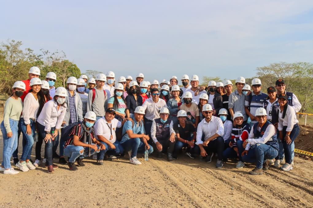 Estudiantes de UNIMAGDALENA visitaron obras de pavimentación en la vía Plato – Tenerife y vivieron un día como ingenieros civiles