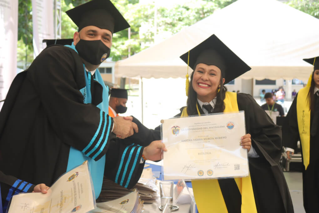 Estudiante bogotana se gradúa como bióloga tras superar un cáncer y dificultades económicas