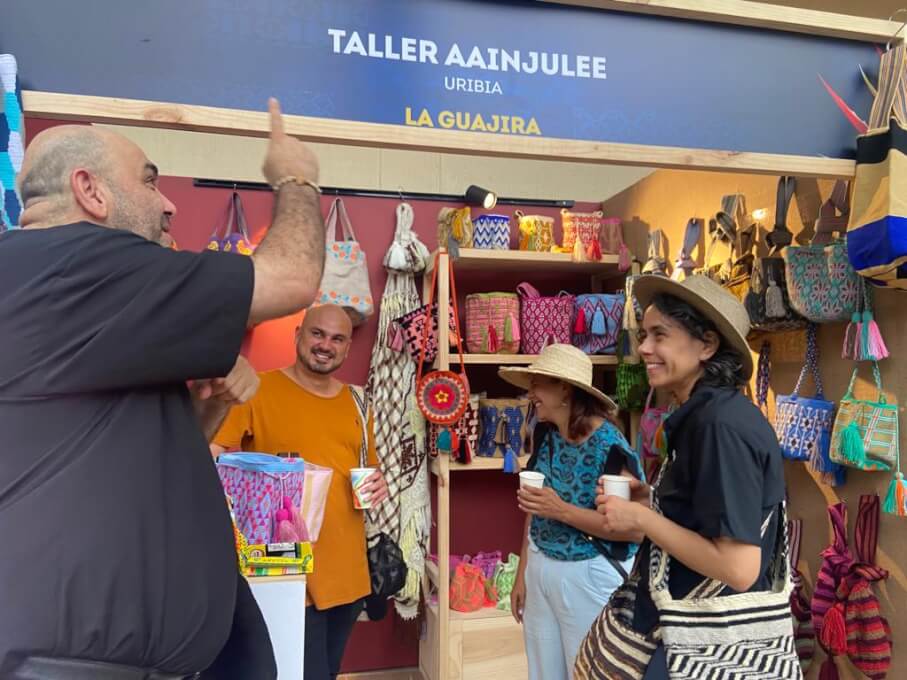 Visitantes internacionales recorren los diferentes stands de las Ferias