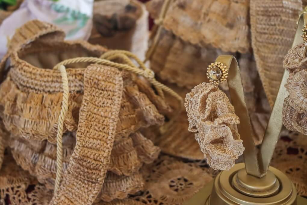 Mochilas y aretes realizados por artesanos en la Feria Artesanal 2022