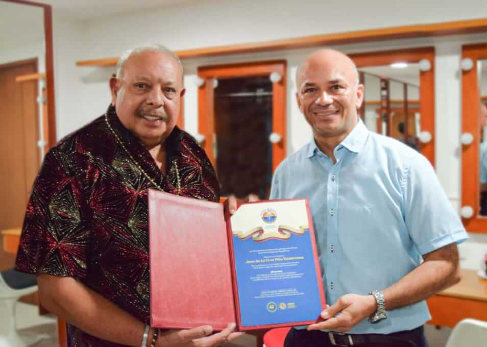 ENTREGA.RECONOCIMIENTO.JUAN.PIÑA: por su destacada trayectoria musical doctor Jean Linero Cueto, directivo universitario de UNIMAGLDENA, entregó reconocimiento al cantante y compositor Juan Piña Valderrama.