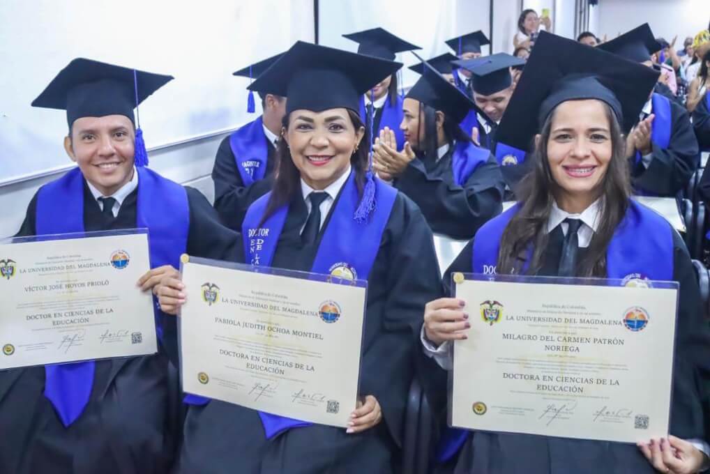 Los nuevos doctores, magísteres y especialistas comprometidos en asumir retos y nuevas oportunidades.