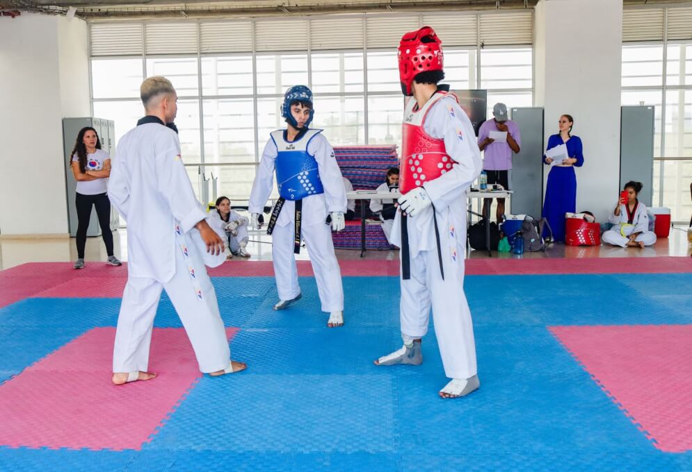 Estudiantes de distintas universidades se dieron cita en el primer intercambio de Taekwondo.