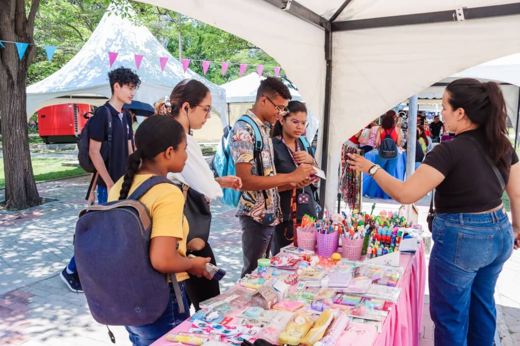 Más de 20 stands se encuentran ubicados en el ‘Expo-Picnic’; un espacio creado para impulsar los emprendimientos de estudiantes, durante la Semana Cultural.