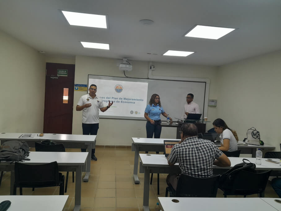 Reunión comité de autoevaluación del programa de Economía con fines a la renovación de acreditación del programa