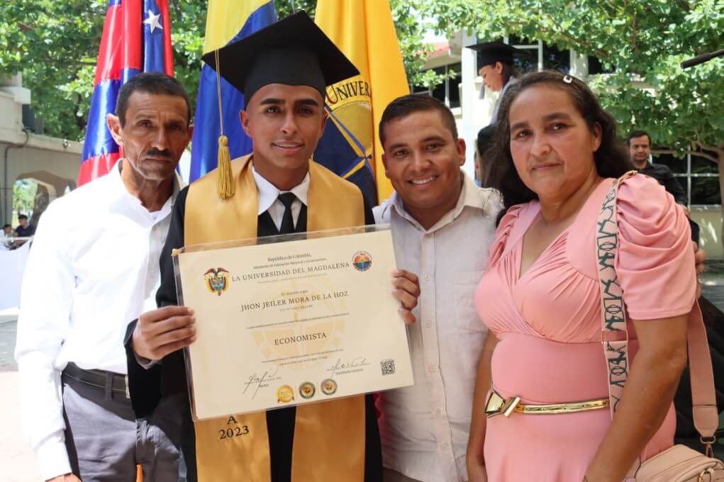 Alcalde de Fundación en compañía de Jhon Mora De La Hoz, graduado de Economía del municipio de Fundación.