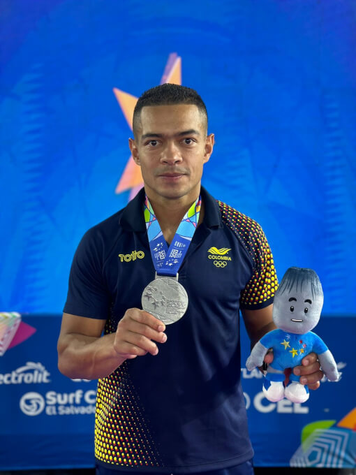 Guillermo Ramírez, estudiante de sexto semestre del programa Profesional en Deportes, le entregó al país medalla de plata en karate do.