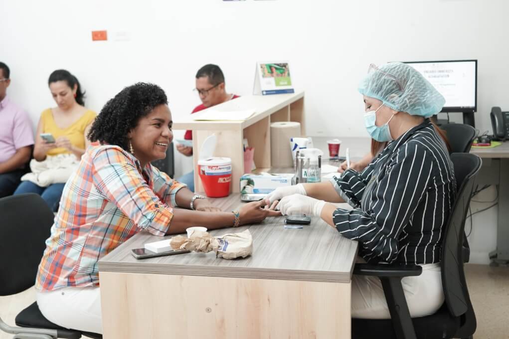 Glucometría, fue uno de los servicios que se ofrecieron a los docentes y funcionarios de la Institución.