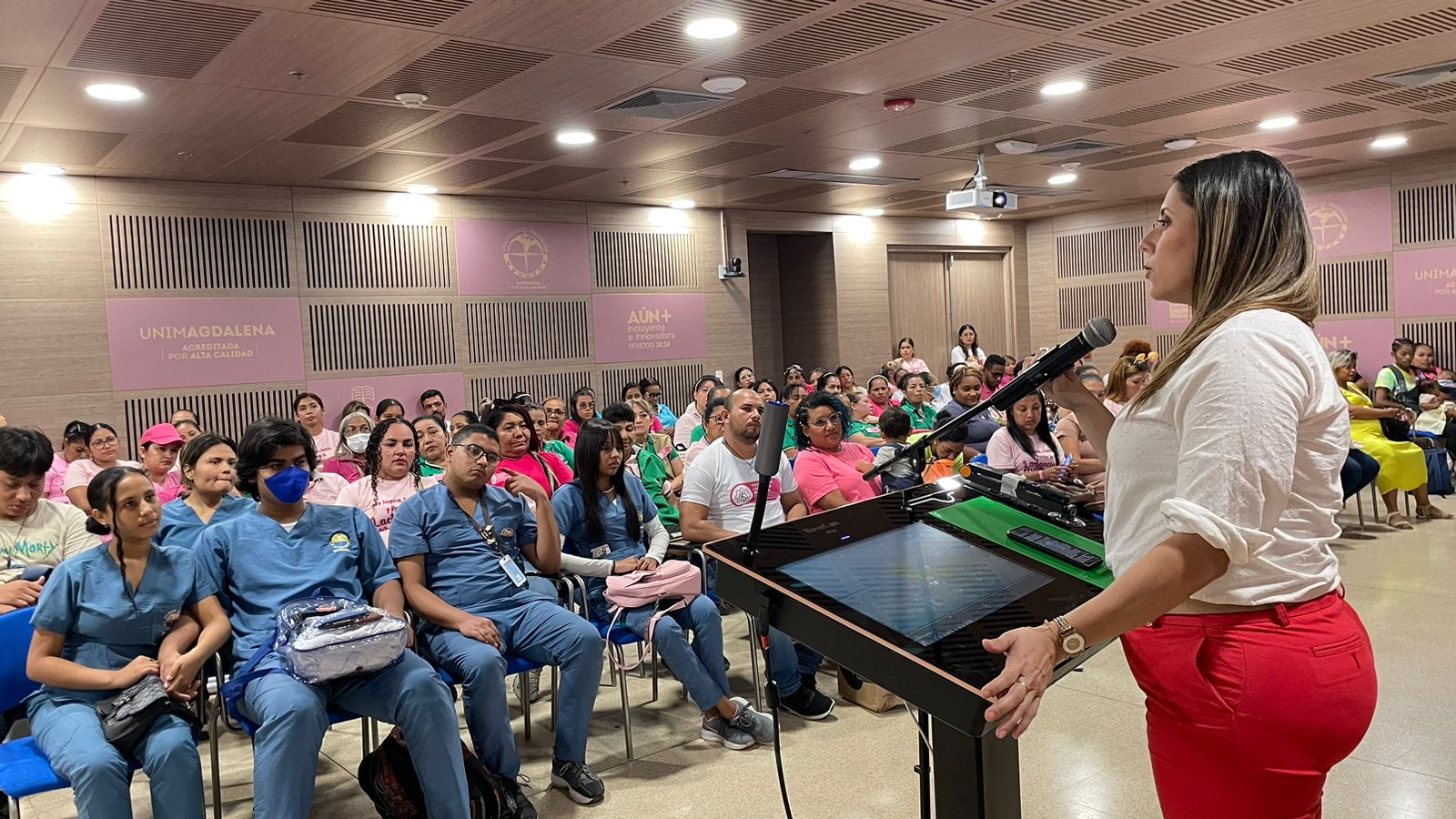 La decana de la Facultad de Ciencias de la Salud, fue la encargada de abrir el conversatorio.