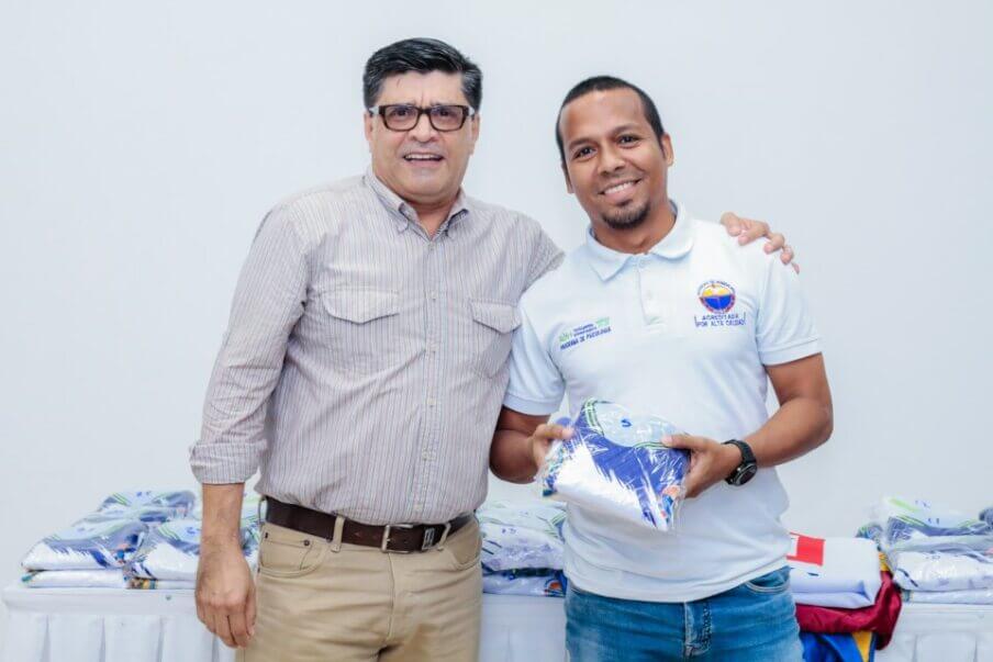 El acto estuvo presidido por el doctor Óscar García Vargas, vicerrector académico quien hizo entrega de los uniformes.