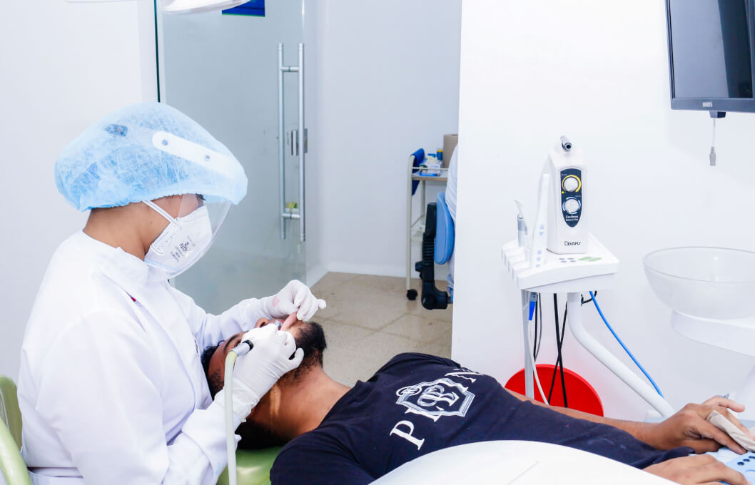 Uno de los servicios prestados en esta jornada fue el de odontología, al que asistieron muchos estudiantes.