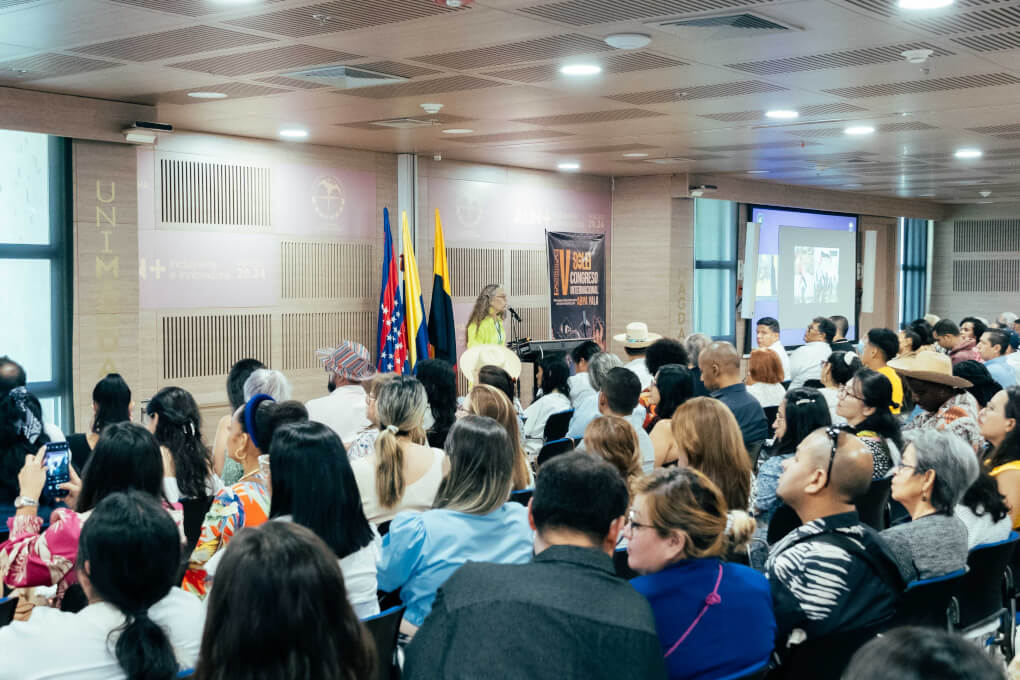 La doctora Catherine Walsh durante la conferencia inaugural del IV Congreso Internacional SoLEI, compartiendo su perspectiva sobre la interculturalidad y la decolonialidad.