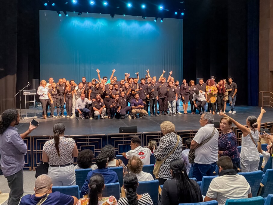 Grupo de estudiantes del Programa Tecnológico de Artes Musicales al lado del Director del CREO Wilson Velásquez Bastidas y el Coordinador Gustavo García Acevedo al finalizar el concierto.