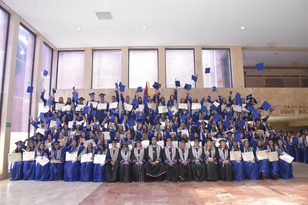 Mosaico con parte de los estudiantes graduados del CREO-UNIMAGADALENA .