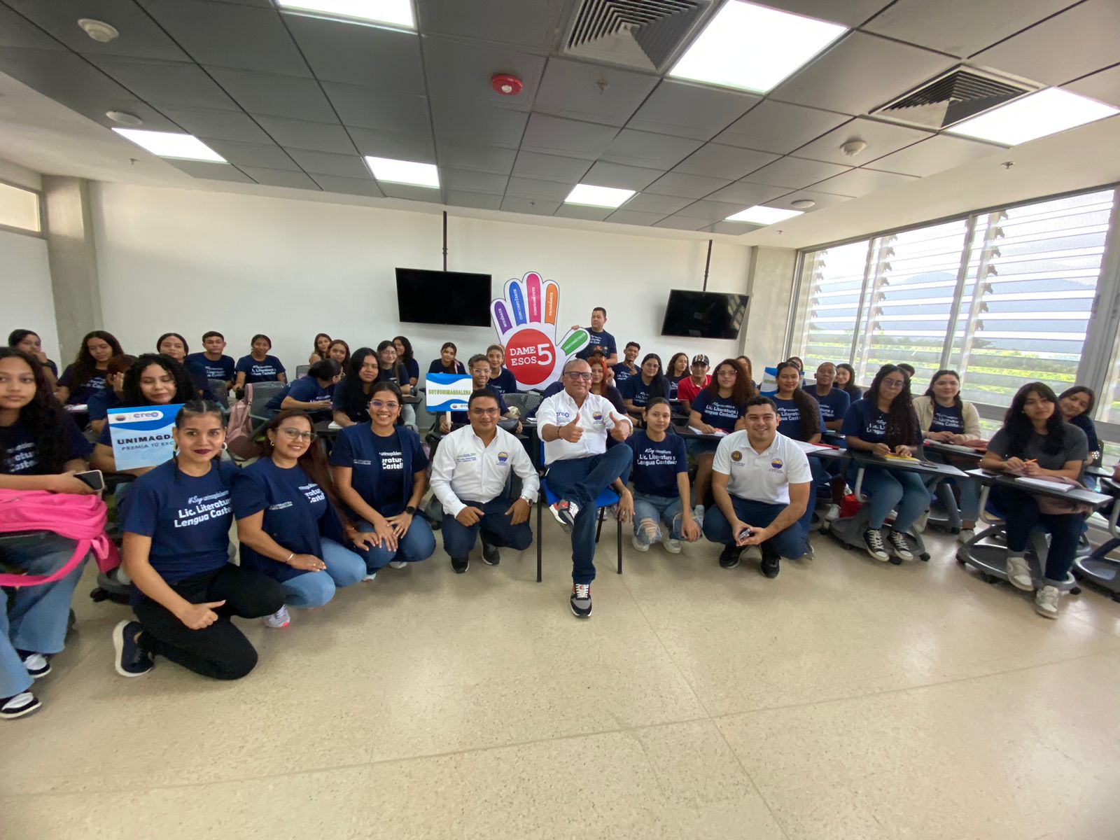 El director del CREO Wilson Velásquez Bastidas, visitó salón por salón para saludar y darles mensaje en esta etapa que inician.