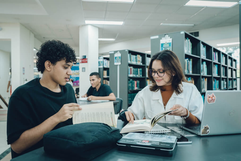Estudiantes de la Universidad del Magdalena pudieron acceder a los servicios que ofreció la Biblioteca Germán Bula Meyer durante la jornada especial 24hrs.