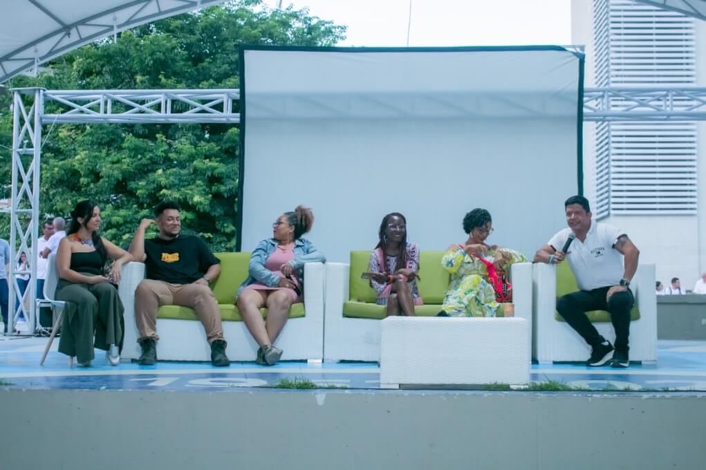 Panelistas compartieron sus perspectivas sobre cómo las barreras de género afectan la participación y el liderazgo de las mujeres en estos sectores.