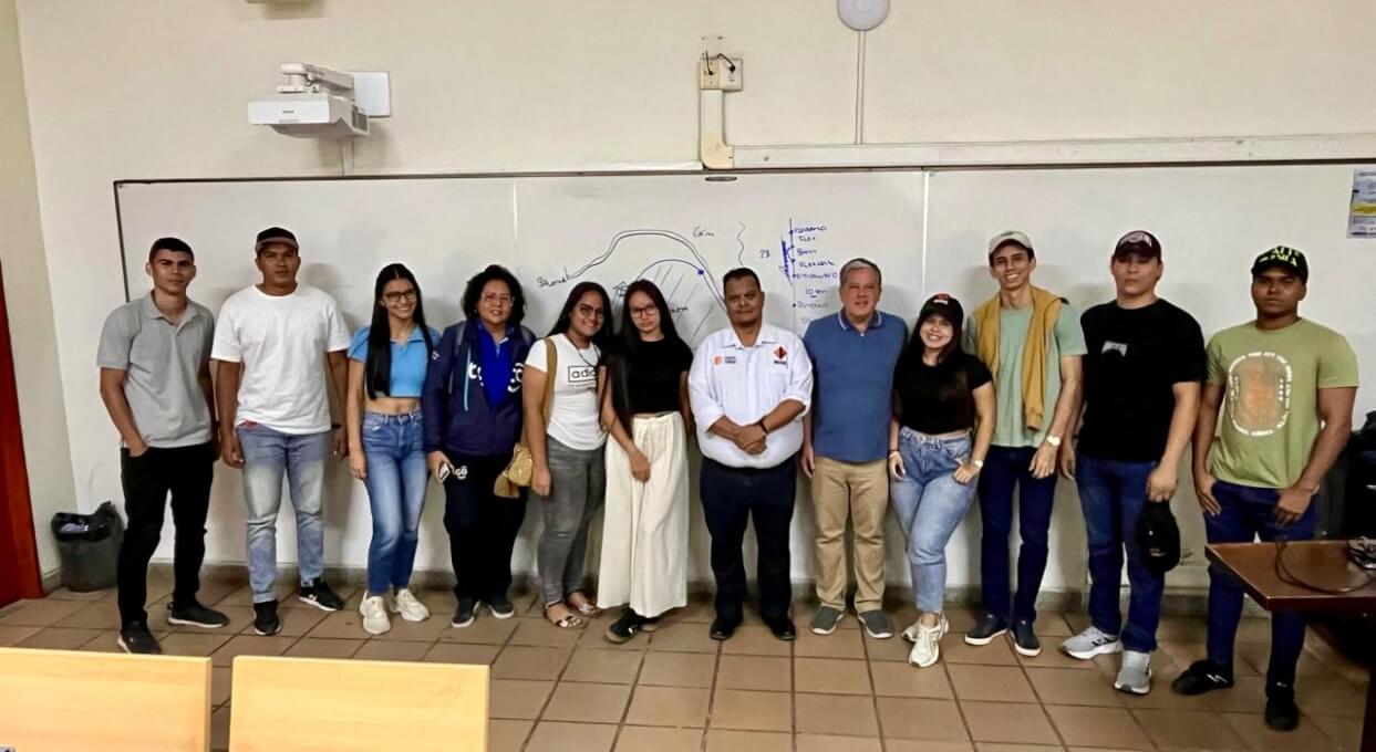 La actividad se desarrolló en un formato tipo foro, en el que los estudiantes pudieron interactuar activamente, formular preguntas y debatir sobre los retos y oportunidades del sector.