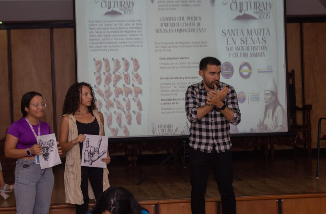La actividad dirigida a la comunidad sorda incluyó dinámicas como rompecabezas y contar la historia e identidad de Santa Marta a través de la lengua de señas.