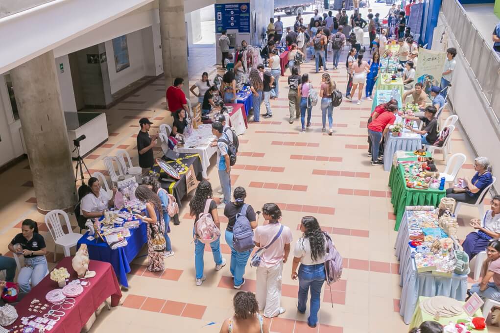 Estudiantes y egresados pudieron exhibir sus productos en la muestra de emprendimiento UNIMAGDALENA ‘500 años + Emprendedor’ que se realizó en el pasillo principal del Edificio de Aulas Mar Caribe.