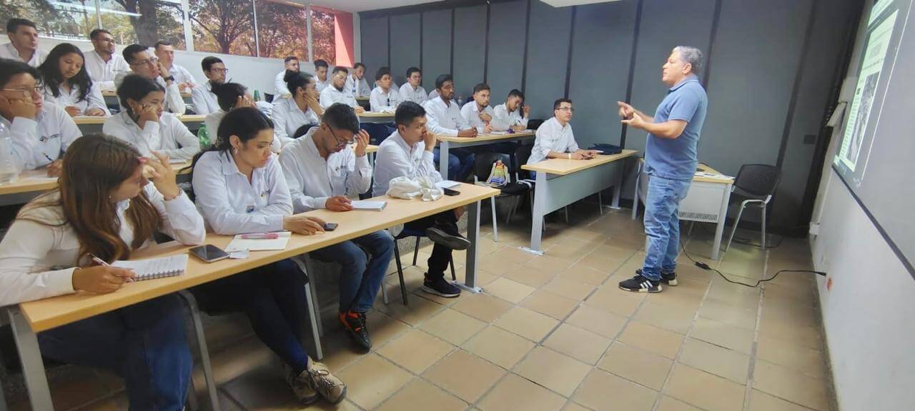 Charla a estudiantes de la UPTC sobre Transporte Informal en Santa Marta