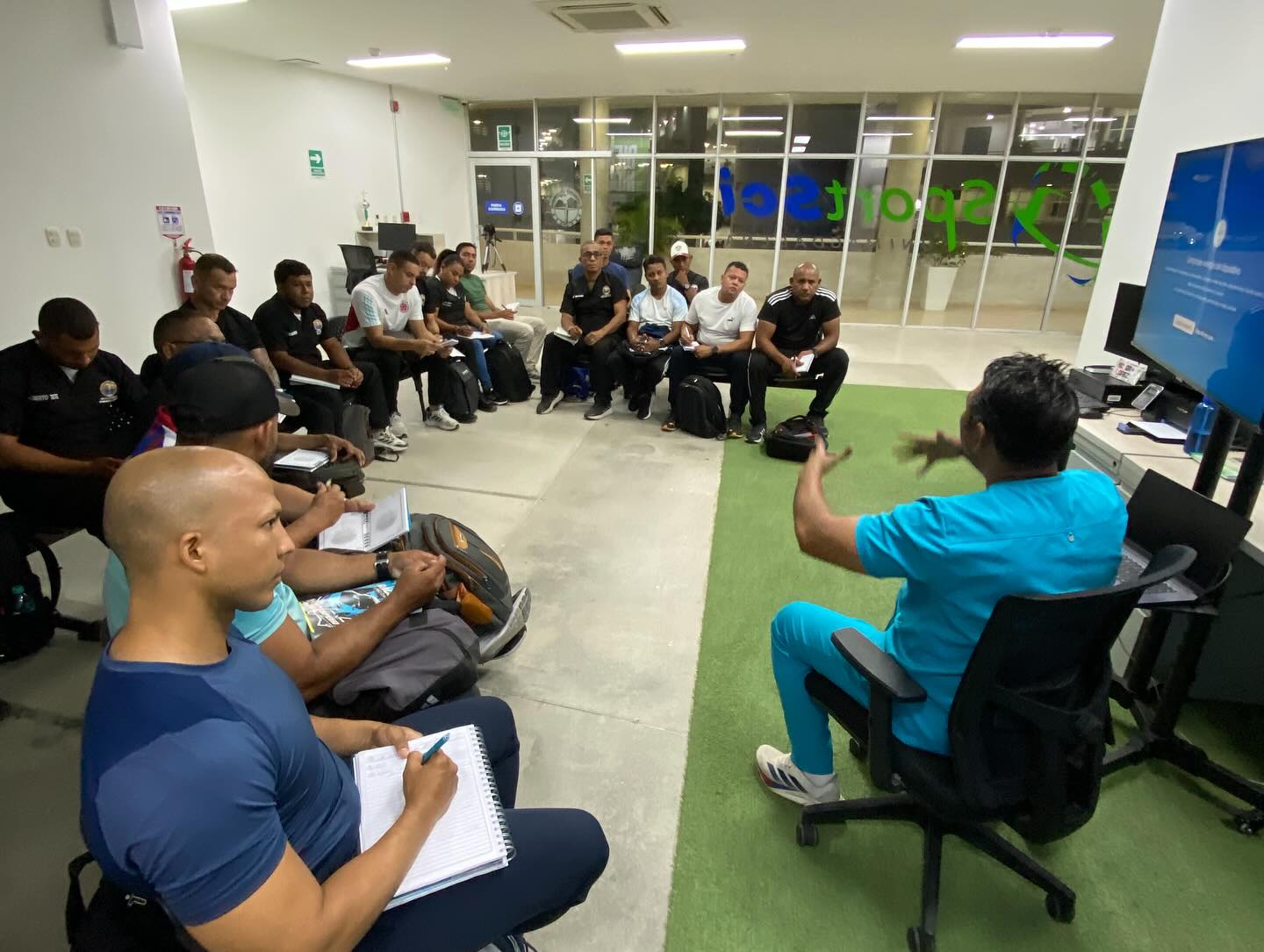 ESTUDIANTES DE LA ESPECIALIZACIÓN EN ENTRENAMIENTO DEPORTIVO FORTALECIERON SU FORMACIÓN INTEGRAL EN CLASE DE PSICOLOGÍA DEL DEPORTE