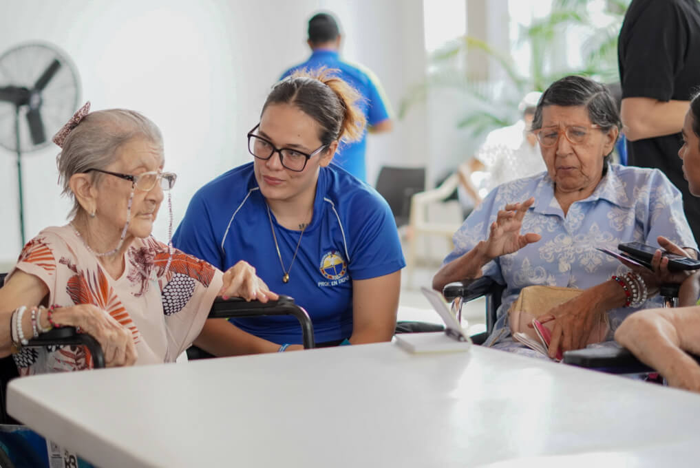Jornada de recreación y donación en el Centro de Bienestar al Anciano Sagrados Corazones de Jesús y María