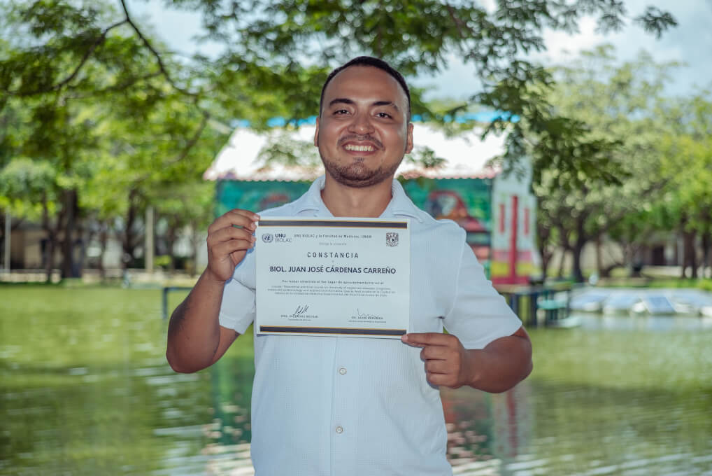 Juan José Cárdenas Carreño, graduado del Programa de Biología, logró el tercer puesto por aprovechamiento académico en un curso sobre biología molecular en México.