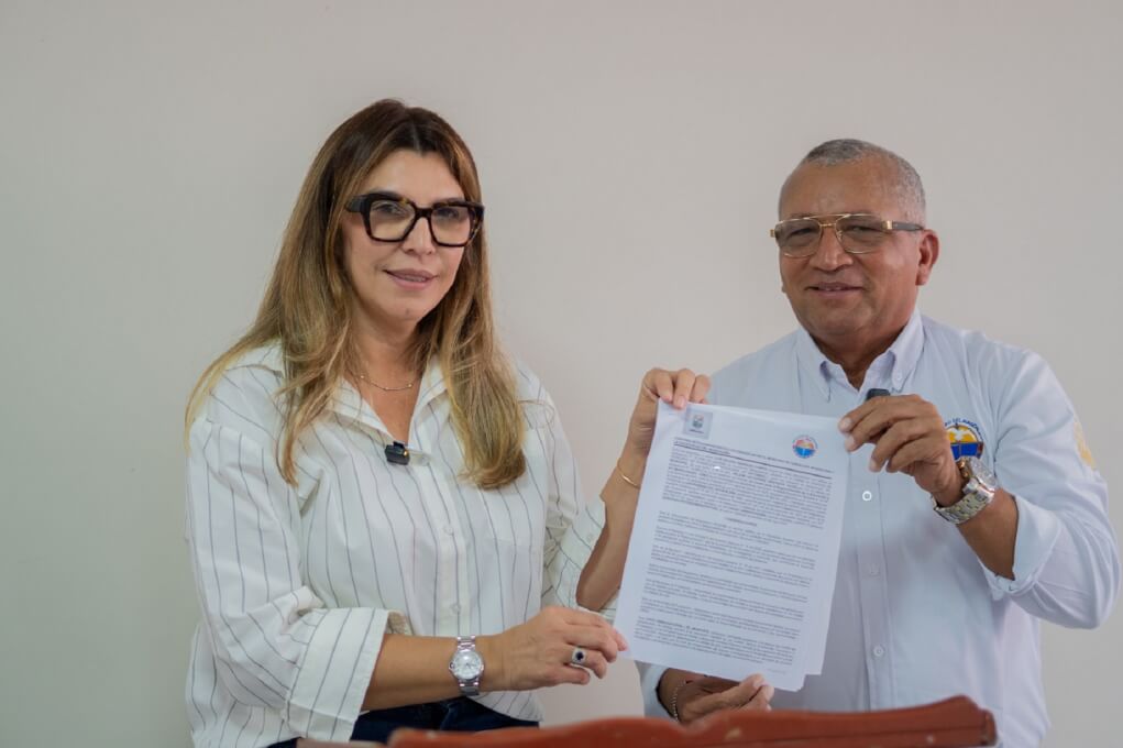El licenciado magister Wilson Velázquez Bastidas, Director del CREO y la Alcaldesa de Fundación, Luz Helena Andrade, firmaron esta alianza que fortalece la formación de calidad.