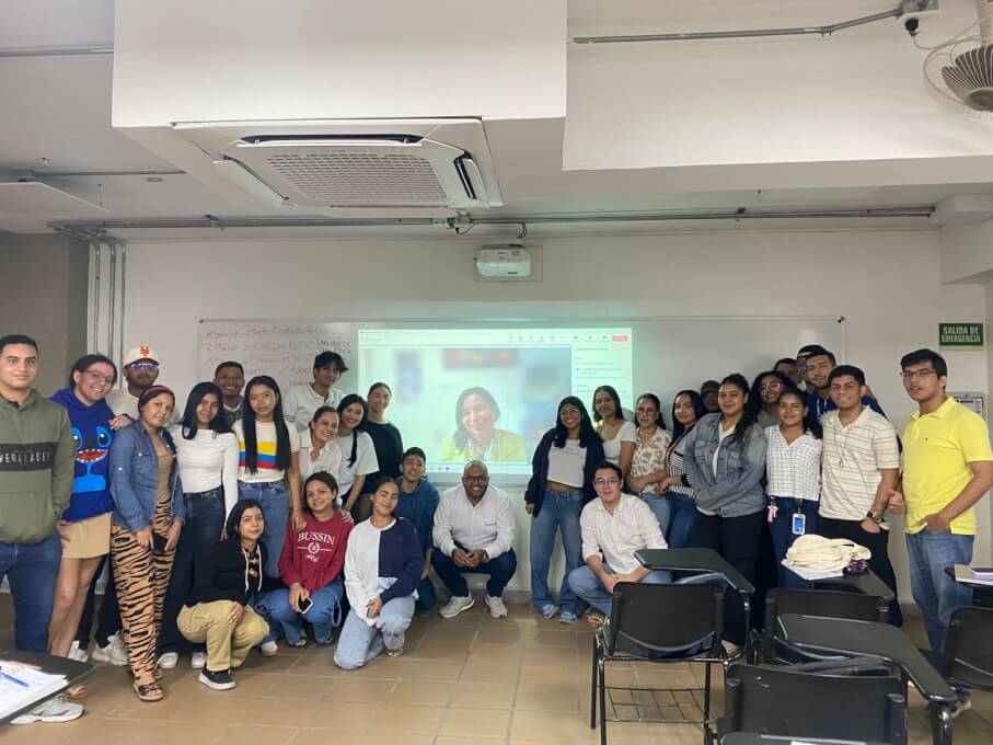 Grupo de estudiantes de Derecho Laboral en conjunto con la Doctora Fanny Esther Ramirez Araque, Magistrada auxiliar de la Corte Suprema de Justicia.