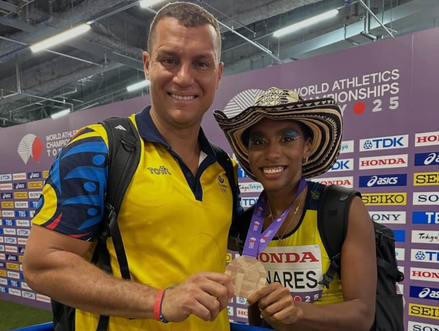 la estudiante Natalia Linares y el docente Martín Suárez con la medalla de bronce del Mundial de Atletismo en Tokio.