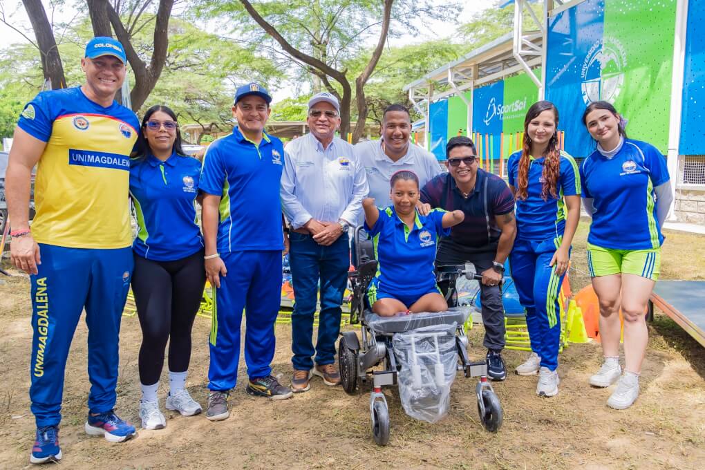 Virgelina Contreras recibe con emoción su nueva silla de ruedas eléctrica, símbolo del compromiso de la Universidad del Magdalena con la inclusión, la equidad y los sueños que se siguen moviendo hacia adelante.