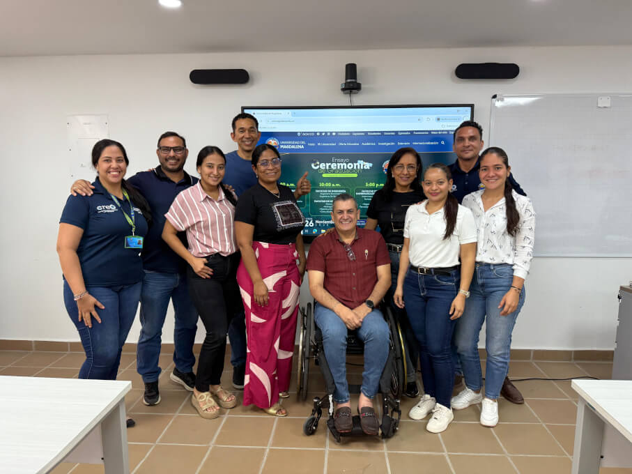 El equipo del CREO y el auditor de Icontec durante la reunión de cierre, en la que se presentaron los resultados finales del proceso de auditoría.