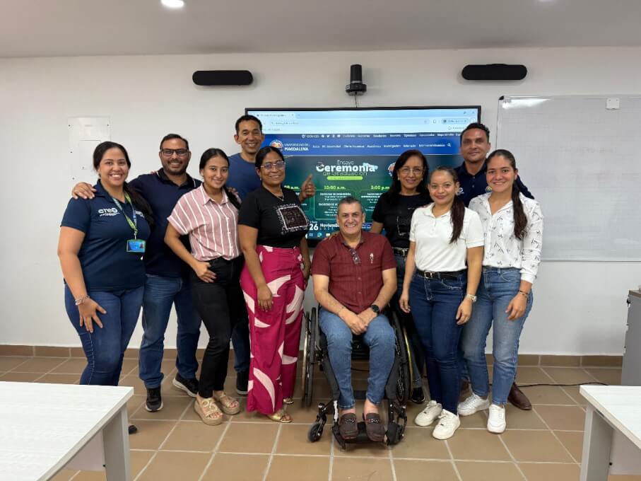 El equipo del CREO y el auditor de Icontec durante la reunión de cierre, en la que se presentaron los resultados finales del proceso de auditoría.