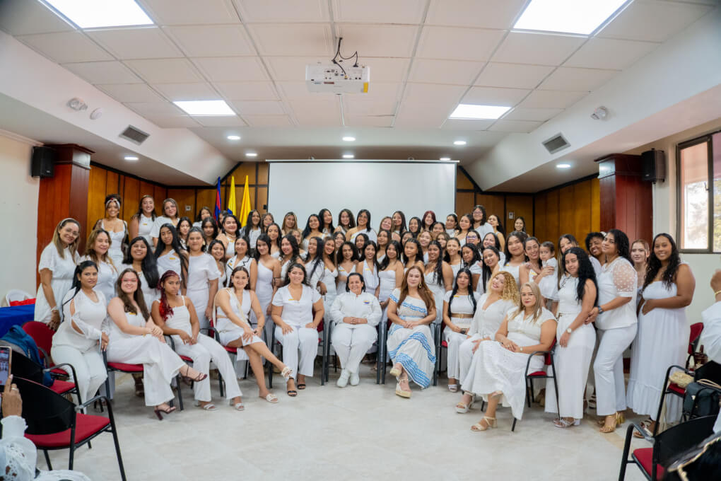 Ochenta y seis estudiantes reciben con orgullo la insignia que representa su compromiso con la primera infancia.
